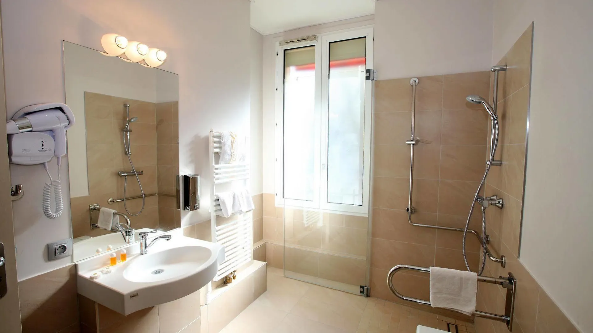 Sunny Hotel Paris
